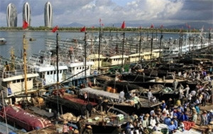 Đội tàu cá Trung Quốc ào ra Trường Sa của Việt Nam