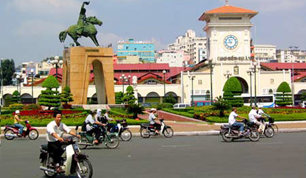 Chuyển vòng xoay trước chợ Bến Thành làm quảng trường đi bộ
