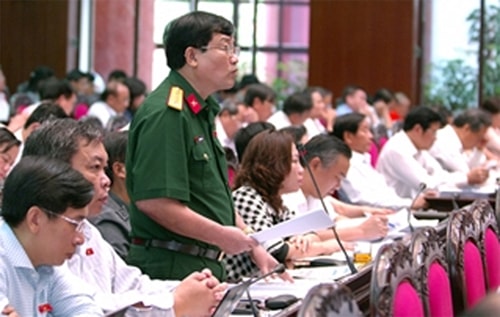 Quốc hội thảo luận về sự trì trệ của nền kinh tế