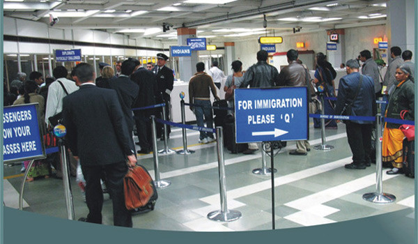 Tránh những rắc rối khi làm thủ tục xuất/nhập cảnh tại sân bay