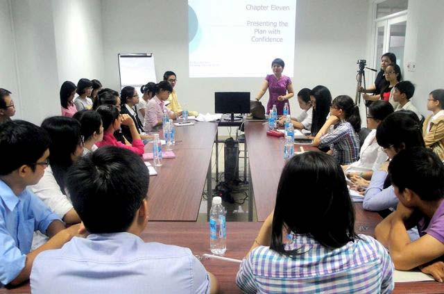 Tập huấn về thuyết trình cho thí sinh GTTN Lương Văn Can 2013