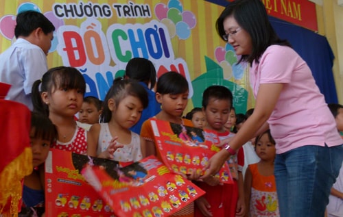 Trao tặng gần 19.000 món đồ chơi cho trẻ em nghèo