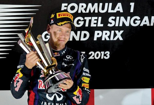 Vettel lại thắng và bị la ó