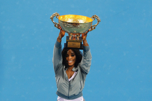 Serena Williams vượt mặt Lindsay Davenport