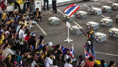 Ông Suthep dọa xử bà Yingluck