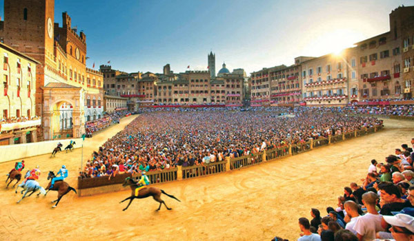 Tưng bừng lễ hội đua ngựa ở Siena