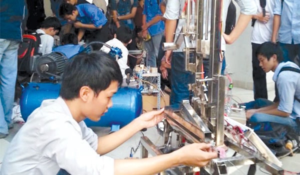 Chiếc máy làm móc