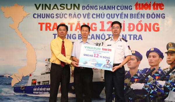 Trao tặng 12 tỷ đồng cho Cảnh sát Biển Việt Nam
