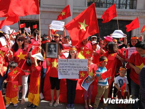 Người Việt ở Anh phản đối Trung Quốc đặt giàn khoan trái phép