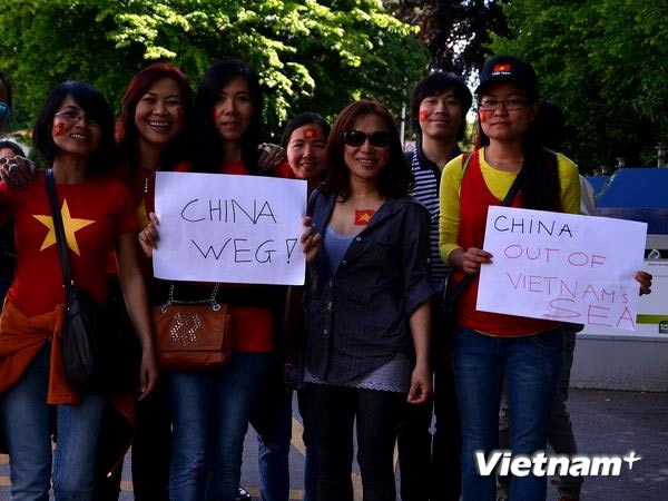 Người Việt tại Thụy Sĩ tiếp tục yêu cầu Trung Quốc tuân thủ luật quốc tế