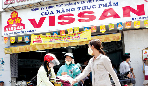 Đẩy mạnh tiêu thụ hàng Việt: Cờ đến tay, ai phất?
