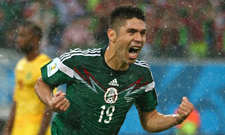 Oribe Peralta sau khi mở tỉ số cho Mexico