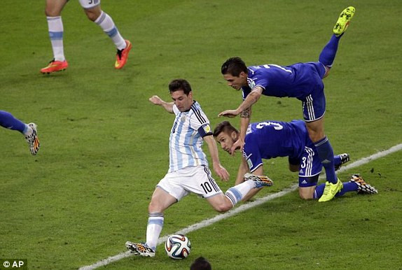 Messi cứa lòng hiểm hóc nâng tỷ số lên 2-0 cho Agentina