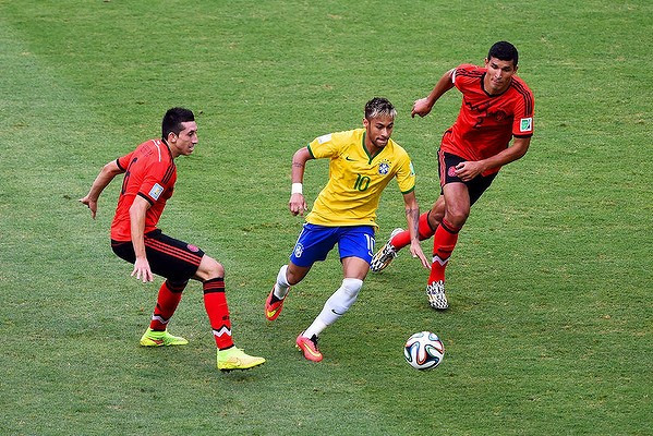 Neymar đi bóng qua hai cầu thủ mexico