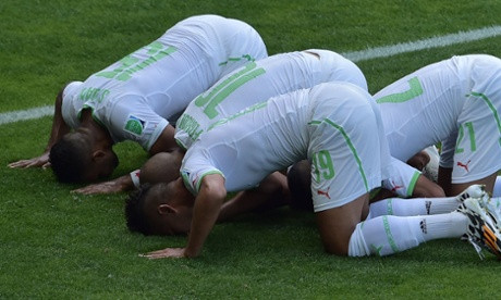 Màn ăn mừng hôn sân cỏ của các cầu thủ Algeria