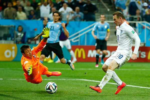 Pha đệm bóng cận thành của Rooney ghi bàn thắng gỡ hòa cho đội tuyển Anh