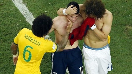 James Rodriguez đã khóc và được an ủi bởi Brazilians Marcelo và David Luiz.