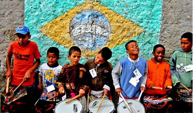Trẻ em Brazil bị bóc lột vì World Cup 2014