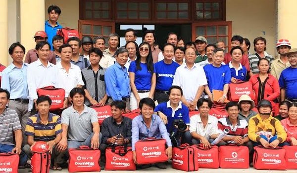 Trang bị túi y tế và tặng quà cho ngư dân Quảng Ngãi
