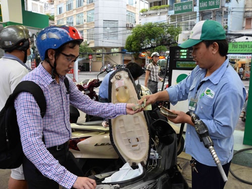 Giá xăng dầu: Thế giới giảm sâu, trong nước bất động