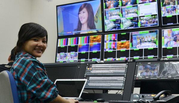 Sinh viên báo chí học làm truyền hình tại Singapore