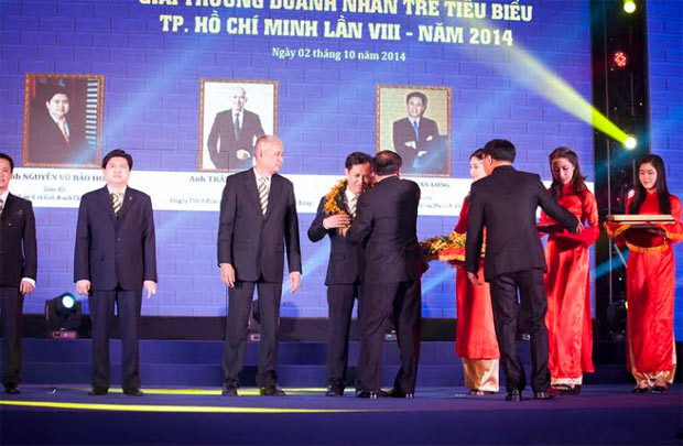 TGĐ Viet Media Travel nhận giải thưởng DN trẻ tiêu biểu 2014