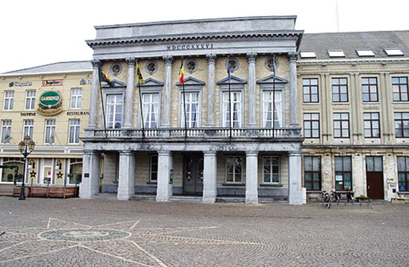 Tổ chim câu trên tòa đô chính Tienen