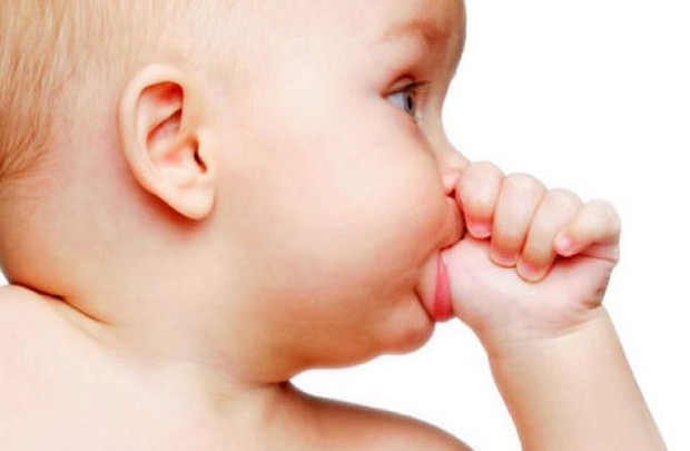 Thói quen ngậm ngón tay ở trẻ: Nguyên nhân và xử lý