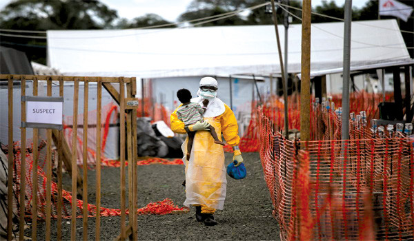 Thế giới chật vật chống Ebola