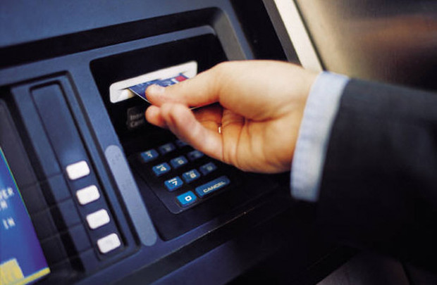 Đơn vị chấp nhận thẻ ATM không được thu phí chủ thẻ