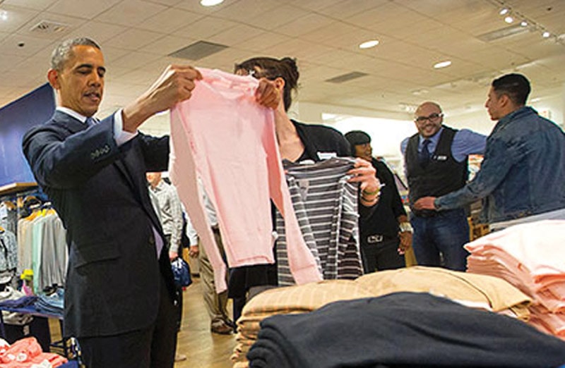 Tổng thống Obama đau đầu chọn quà tặng vợ
