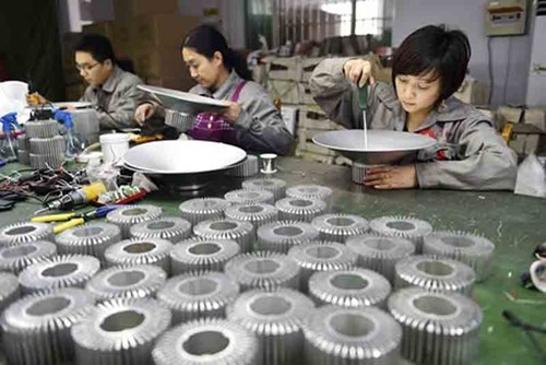 Công nhân tại một nhà máy lắp ráp ở Sơn Đông (Trung Quốc). Ảnh: WSJ