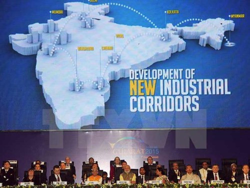 Thủ tướng Ấn Độ Narendra Modi (giữa) và các quan chức cấp cao khác tại Hội nghị.