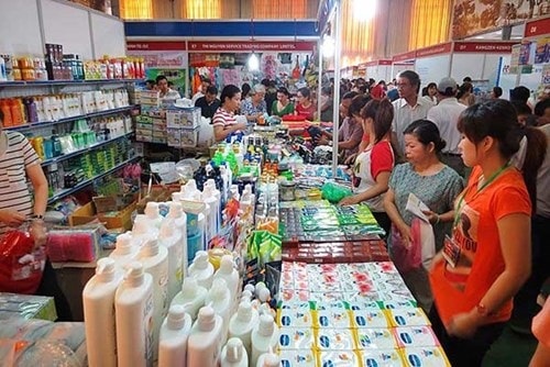 Hội chợ hàng Thái luôn thu hút rất đông khách hàng
