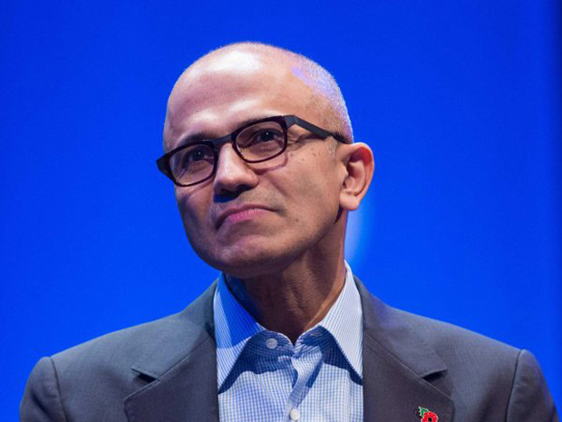 S.Nadella và kính HoloLens có vực được Microsoft?