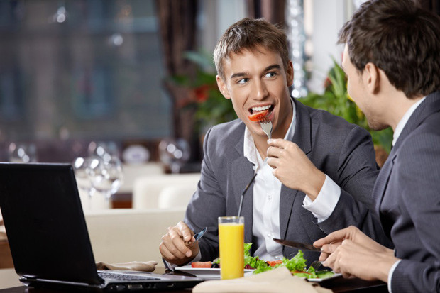 10 lỗi cần tránh khi dùng bữa trưa với đối tác