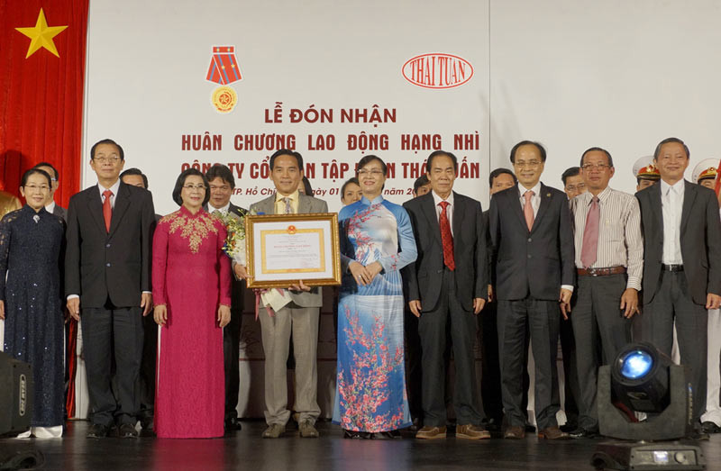 Thái Tuấn đón nhận huân chương lao động hạng 2