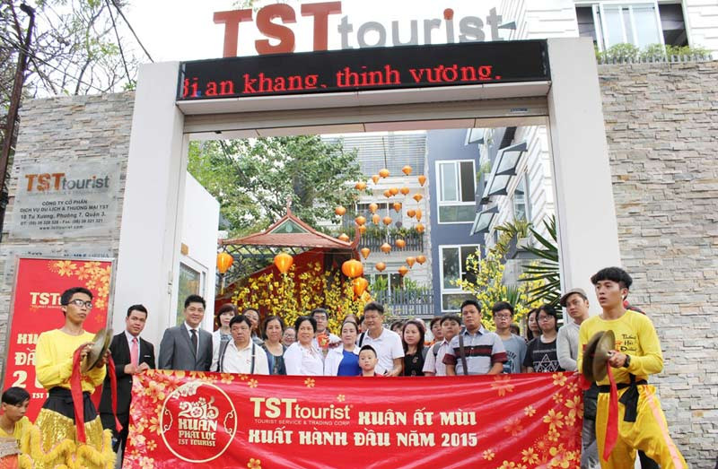 Gần 800 khách xuất hành đầu năm cùng TST tourist