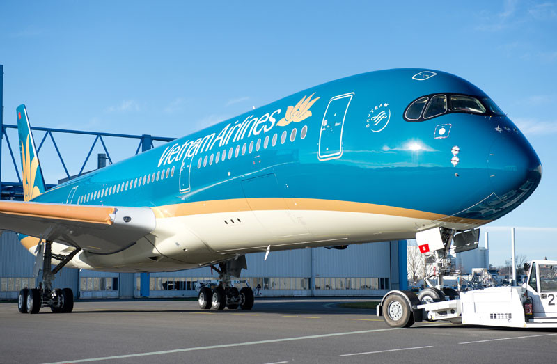 Chiếc A350 XWB đầu tiên của Vietnam Airlines rời khỏi xưởng sơn