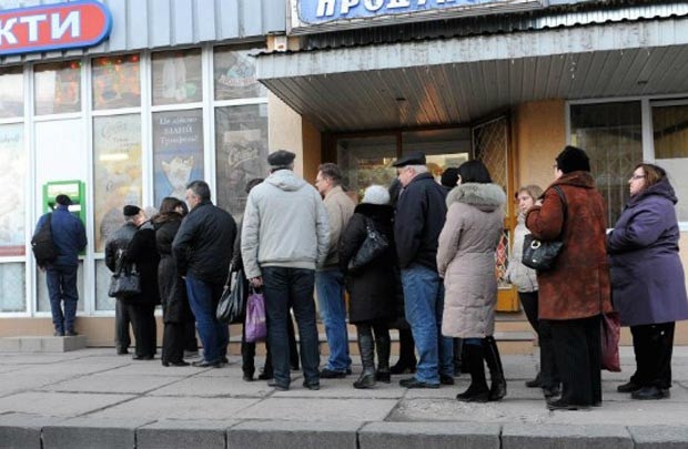 Ukraine: Kinh tế thảm hại nhất trong 70 năm, 46 ngân hàng phá sản