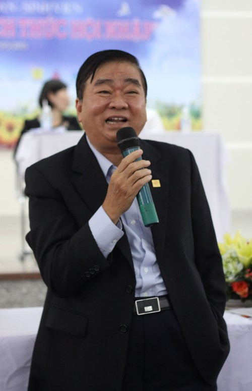Ông Nguyễn Xuân Hàn - Chủ tịch HĐQT, Tổng giám đốc Công ty DV Phú Nhuận - khuyên sinh viên đừng quá chú trọng vào bảng điểm mà quên đi động lực phấn đấu thực sự trong nghề nghiệp doanhnhansaigon
