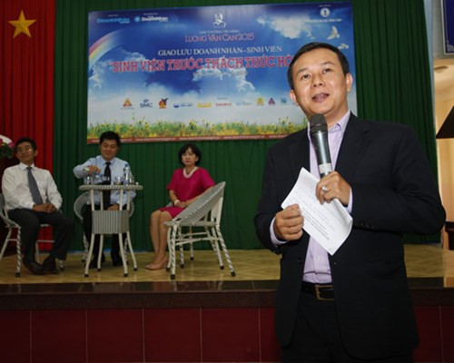 Doanh nhân Nguyễn Thanh Tân (ngoài cùng - bên phải) chia sẻ, sức sáng tạo và những trải nghiệm thực tế sẽ giúp sinh viên giảm bớt áp lực về đồng vốn trong giai đoạn mới khởi nghiệp doanhnhansaigon