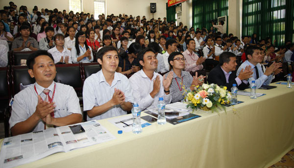 Hơn 300 sinh viên tham gia giao lưu cùng các diễn giả doanhnhansaigon