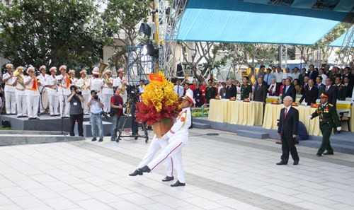 Tổng bí thư Nguyễn Phú Trọng trang trọng thực hiện nghi thức dâng hoa lên Tượng đài Bác doanhnhansaigon