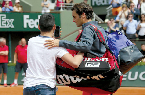 Federer bị fan ép 