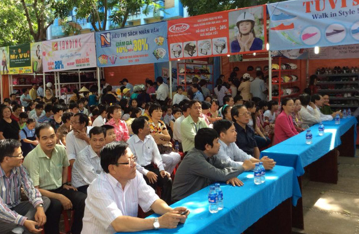 Quận Tân Bình mở Ngày hội bán hàng bình ổn năm học 2015-2016
