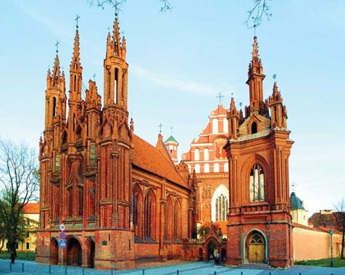 Nhà thờ ở Vilnius không quá đồ sộ nhưng rất cổ kính, xinh đẹp doanhnhansaigon