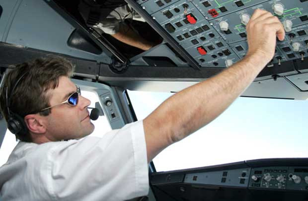Phi công lái máy bay thương mại - “nghề toàn cầu”