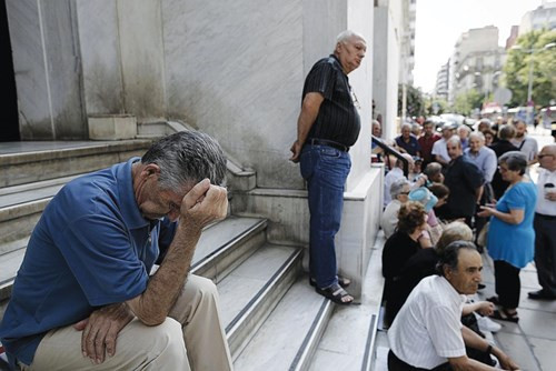 người dân Hy Lạp lo lắng vì không rút được tiền từ ngân hàng doanhnhansaigon
