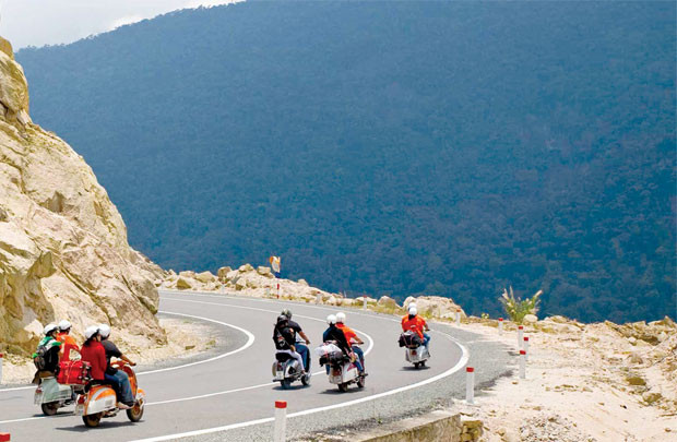 Đưa khách đi tour bằng xe máy: Ngách nhỏ thành đường lớn